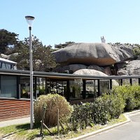 Le père Eternel dominant le quartier du Coz Pors à Trégastel sur le chaos de rochers roses au dessus de l'aquarium marin. Boulevard du Coz Pors.