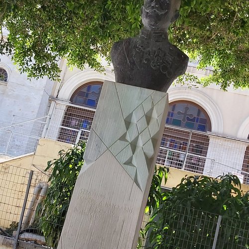 Statue de la déesse en terre cuite Minoan Postpalatial aux bras levés,  sanctuaire Karphi 1200-1100 av. J.-C., Musée archéologique d'Héraklion,  fond gris. T Photo Stock - Alamy