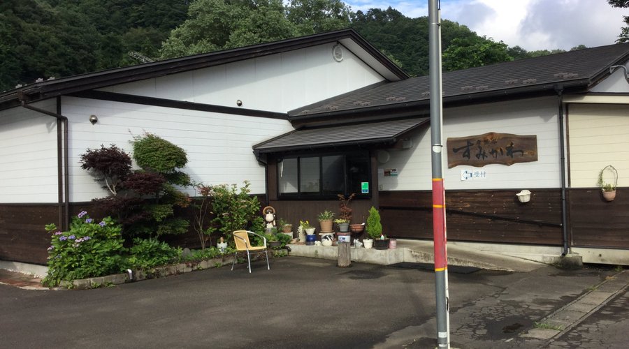岩盤浴の入り口です。 隣に1棟ごとの部屋がいくつかあります。 駐車場も広いです。