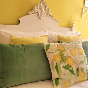 O quarto "Limão" foi decorado de acordo com o tema, tendo até um limoeiro à frente da janela!