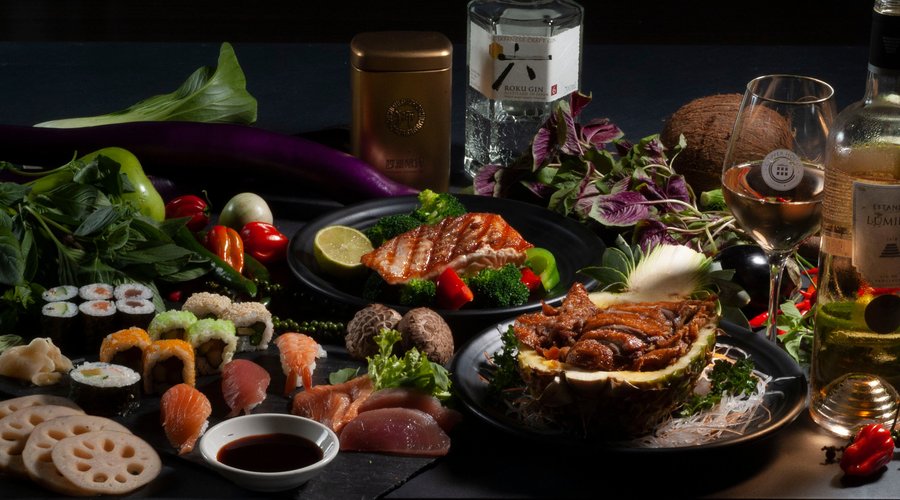 Traditionelle asiatische Küche mit internationalen Einflüssen.
Hochwertige, frische Produkte für unsere verschiedenen à la carte Menüs und unser Live Cooking Buffet.
Dazu servieren wir eine handverlesenen Auswahl an Weinen aus aller Welt und kreativen Drinks und Cocktail Klassikern.