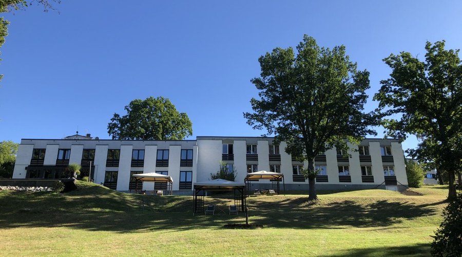 Hotellet nerifrån sett från trädgården