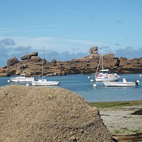 Le Dé devant les bateaux au mouillage au Coz Pors à Trégastel Coeur de la Côte de Granit Rose.
