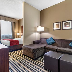 All suite hotel with living space, 55" LED TV, Micro/Fridge, Free highspeed Wi-Fi, Closet.