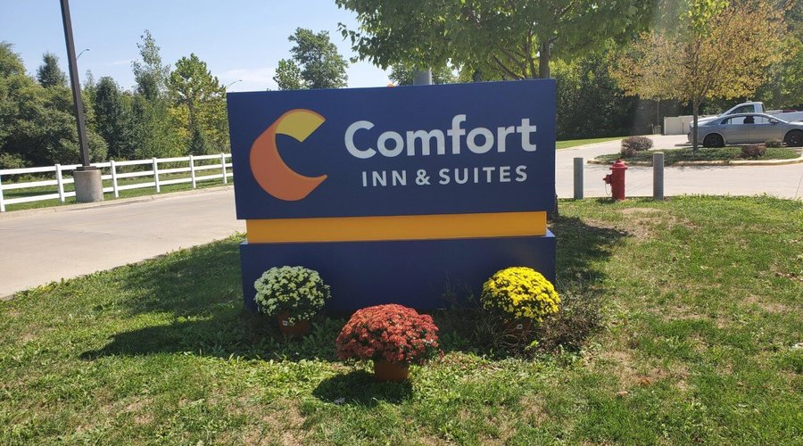 Front entrance sign to the Comfort Inn & Suites
