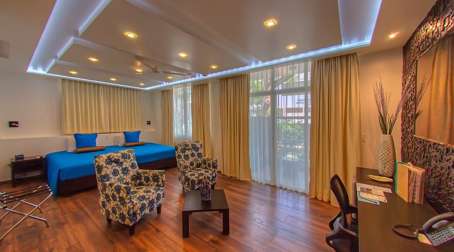 Suite Double Bed & Sitting Area