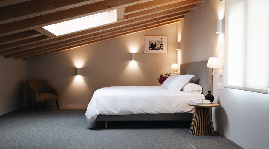 Habitación abuhardillada con mucho encanto.
