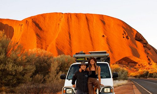 It's drives like these that are unmistakably Australian. This is the must-see Uluru-Kata Tjuta National Park.❤️🧡💛🚐  Image: @be_buoyant