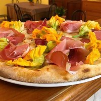 Pizza con Fiori di Zucca e Speck Tirolese