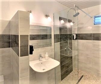 Salle de bain avec douche à l'italienne, wc, sèche cheveux.