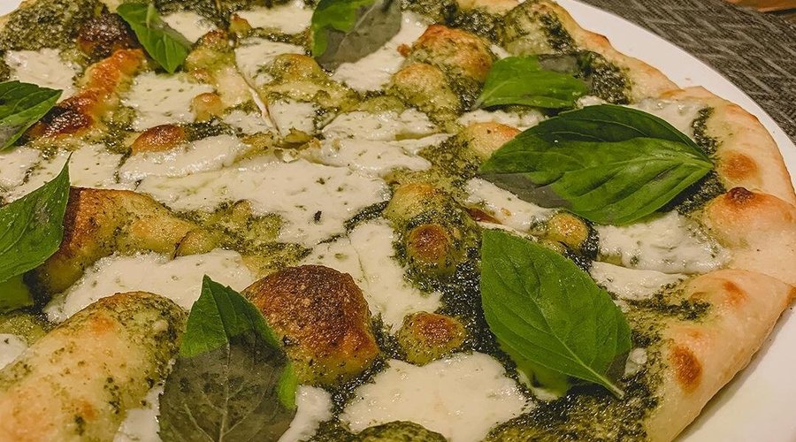 🍕 Pizza Neo Pesto.⠀⠀
✅ Molho pesto artesanal, mozzarela de búfala e manjericão.⠀⠀
✅ Delicioso, crocante, com recheio e molhos especiais.⠀