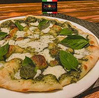 🍕 Pizza Neo Pesto.⠀⠀
✅ Molho pesto artesanal, mozzarela de búfala e manjericão.⠀⠀
✅ Delicioso, crocante, com recheio e molhos especiais.⠀