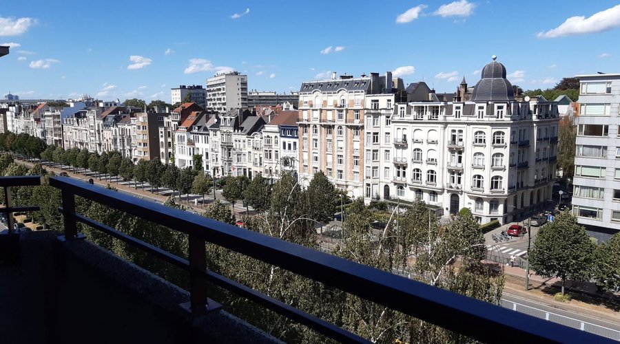 La vue qui s'ouvre depuis le balcon-terrasse est extraordinaire. Bruxelles et ses larges avenues arborées nous en met ici "plein la vue" et n'a rien à envier, à mon avis, à Paris par exemple!