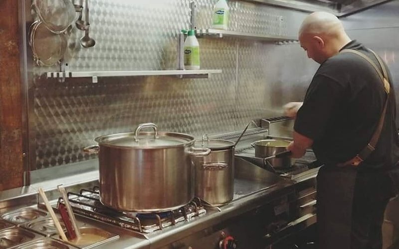 De chef in de open keuken