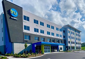 Tru by Hilton Norfolk Airport in Norfolk, image may contain: Office Building, Hotel, Inn, City