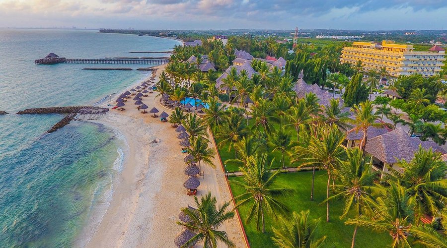 The White Sands Resort and Conference Centre is situated on an idyllic private beach, just 25km north of Dar es Salaam and Julius Nyerere International Airport. Dar es Salaam means ‘abode of peace’ and it is no surprise that guests start to relax and feel at peace as soon as they enter the reception of the White Sands Resort and Conference Centre. The resort is on Mbezi Beach, one of the long white sandy beaches that makes Tanzania a haven for beach lovers. The decor contributes to the feeling o