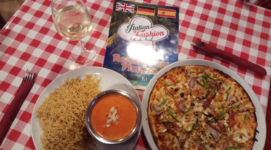 En Italian Fushion ofrecemos una gran variedad de comida a muy buen precio y es comida casera tradicional! en la foto un ejemplo una pareja que pidió pizza vegetariana y su chica comida india chicken Masala, es un ejemplo real de nuestra esencia, la fusión de las mejores comidas del mundo!