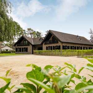 Grote privé parking aanwezig.