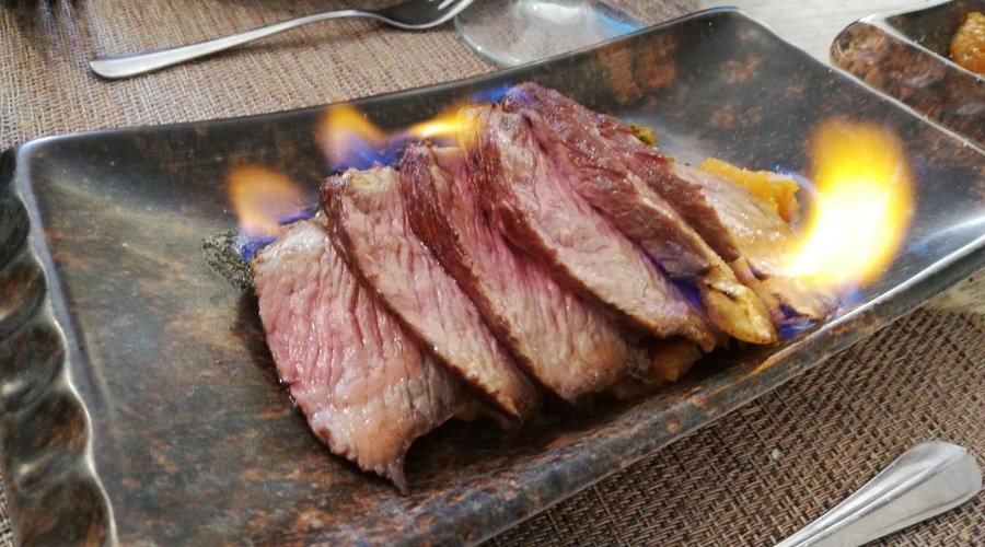 PICAÑA FLAMBEADA  con boniato asado a la miel y chimichurri de aguacate.