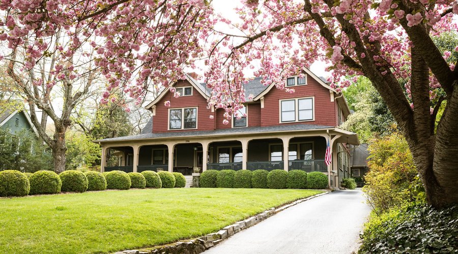 The front yard of the Inn. 