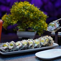 Roll Futomaki-Ocean
Exquisito roll sushi envuelto en alga nori tempurizado. Acompañado de salmón fresco, pulpo, langostinos furay, palta hass, queso crema y cebollín.
Bañado en su salsa acevichada.