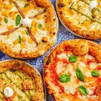 Il menu di Autentiko propone piatti tipici della gastronomia partenopea, utilizza solo prodotti freschi di qualità per offrire sapori prestigiosi e ricercati.