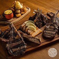 Parrillada com batatas rústicas