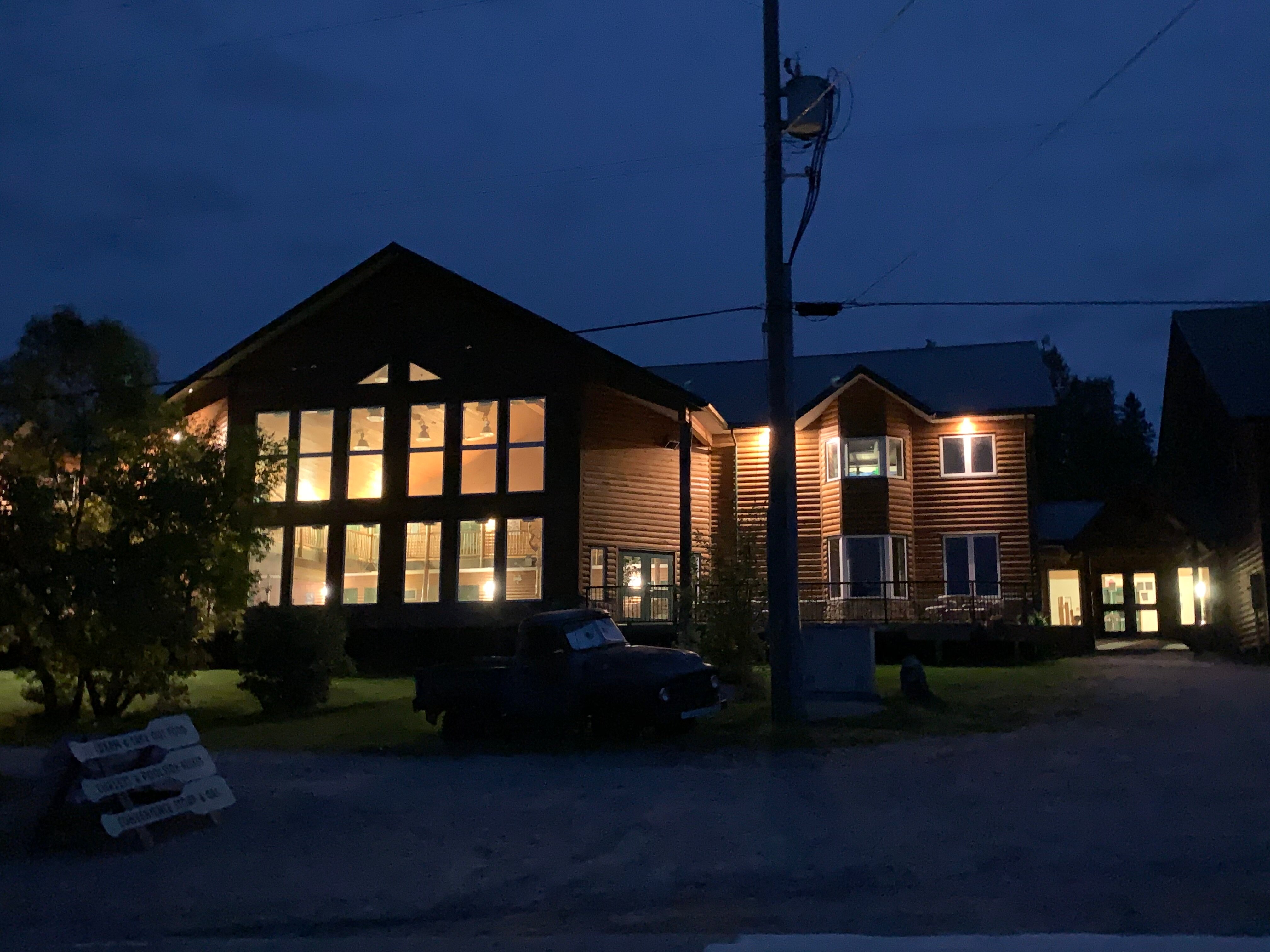 PINEWOOD LODGE - Reviews (Seven Sisters, Manitoba)