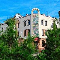 Фасад здания украшен прекрасным керамическим панно ручной работы - самым большим в городе.