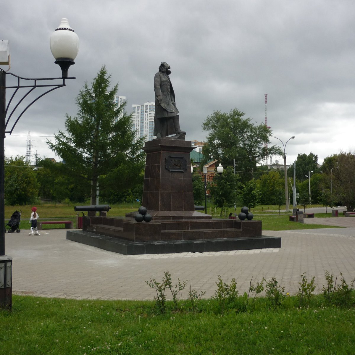 Сквер татищева пермь. Татищев памятник в Перми. Памятник Татищеву Тольятти.