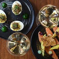 Œuf de poule bio à la truffe de Bourgogne, mimosa, cressonnette
Cœur de saumon de Norvège au sarrasin torréfié, citron vert, avocat à la flamme, oxalis