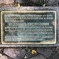 Bronzetafel der Stifterin