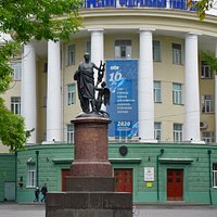 Архангельск. Памятник Ломоносову перед входом в университет
