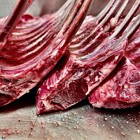Costine di agnello prima della cottura