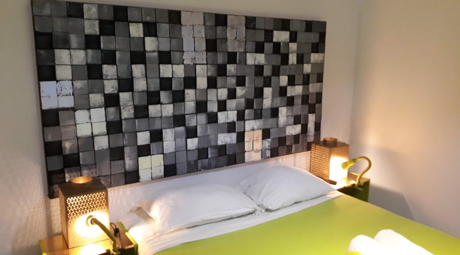 Chambre cabanon climatisée équipée d'un réfrigérateur, d'un four micro-onde, d'une bouilloire, d'une salle de bain. Entrée indépendante. 