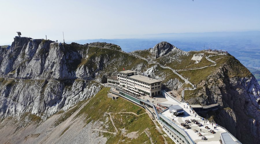 Ausblick auf das Hotel vom Gipfel