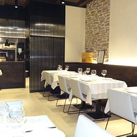 La parrilla en vivo de su cocina, está perfectamente aislada de olores al amplio comedor del fondo.