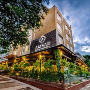 Ubicado en el sur de la ciudad de Cali, el Hotel Ámbar Boutique reúne las cualidades de la piedra pues es toda una joya y ofrece a nuestros huéspedes una combinación de comodidad y practicidad para potencializar sus sentidos durante su estadía.