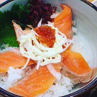 お子様ランチのサーモン丼 炙り ご飯少なめで嬉しい