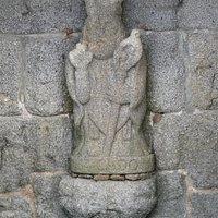 Statue de St Cado au fond de la fontaine
