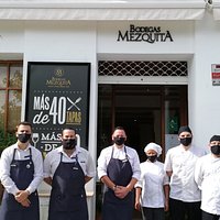 Parte del equipo humano de Bodegas Mezquita Ribera.