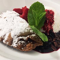 Raviolo fritto al cioccolato con gelato alla vaniglia e salsa ai frutti di bosco
