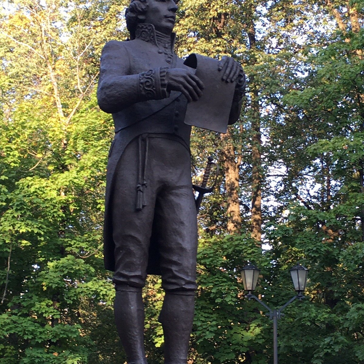 Памятник д. Памятник Державину в Петрозаводске. Г Р Державин Петрозаводск. Скульптуры Петрозаводска Державин. Г Р Державин памятник.