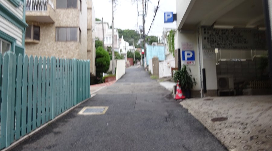 こんな坂の途中にあります。