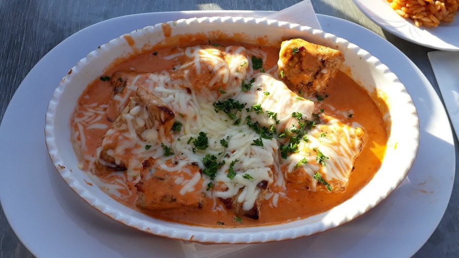 Suflaki in Metaxa Sauce mit Käse überbacken