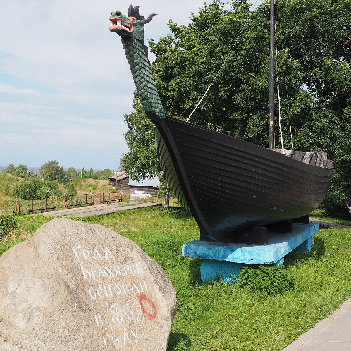 Памятник Ладья Белозерск. Ладья (монумент). Памятник Судаку в Белозерске. Памятник деревянная Ладья Мытищи.