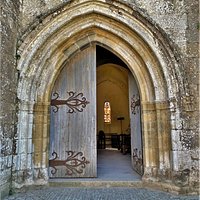 Eglise paroissiale, elle domine la cité du haut de la falaise. Ancienne chapelle castrale de style roman, construite au 12ème et 13ème siècles, elle sera modifiée au 14ème siècle. Au 16ème et 17ème siècles, on lui adjoint des chapelles, les aménagement sont gothiques. Elle garde des ouvertures de l'église primitive, elle est aujourd'hui église paroissiale, dominant la cité du haut de la falaise. Le retable en bois doré est classé par les M.H. l'église entière l'est, elle depuis 1912. Recouverte