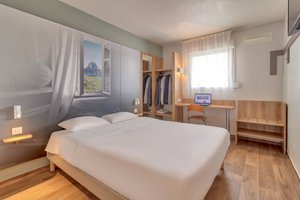 B&B Hotel Pau Lescar in Lescar, image may contain: Corner, Wood, Bed, Furniture