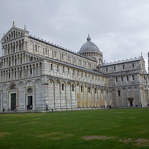 Hotel Alessandro della Spina in Pisa, image may contain: Cathedral, Church, Building, Person