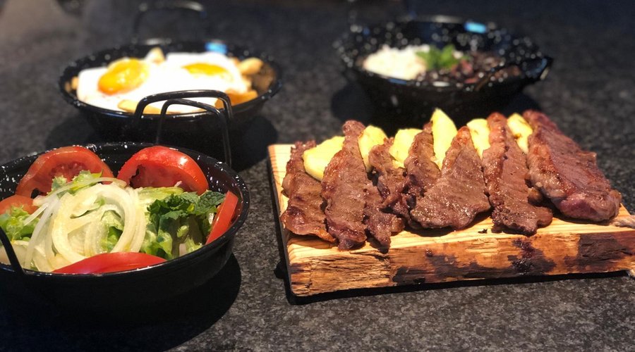Picanha Fatiada na Tábua c/ Arroz, Feijão Preto, Ovos Rotos e Salada